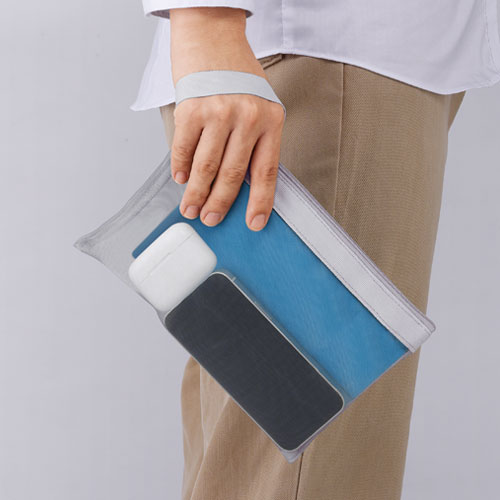 プラシャープ・ストラップ付きメッシュフラットポーチ