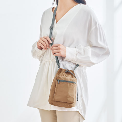 ファスナーポケット付きショルダー巾着ポーチ（撥水加工）