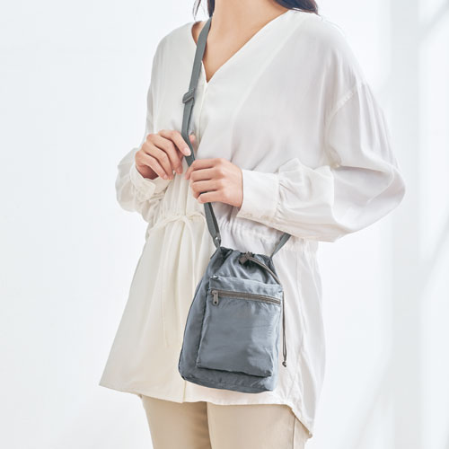 ファスナーポケット付きショルダー巾着ポーチ（撥水加工）