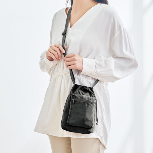 ファスナーポケット付きショルダー巾着ポーチ（撥水加工）