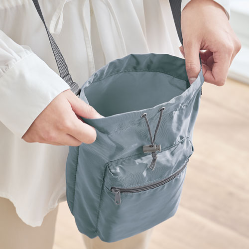 ファスナーポケット付きショルダー巾着ポーチ（撥水加工）