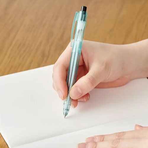 海洋プラスチックをリサイクルしたボールペン