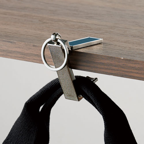 バッグハンガーになるスマホスタンド