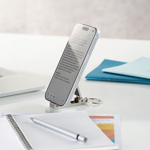 バッグハンガーになるスマホスタンド