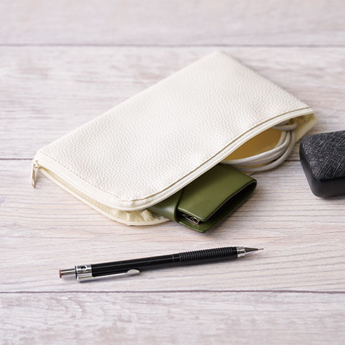 カラモ レザー調Ｌ字ファスナーポーチ